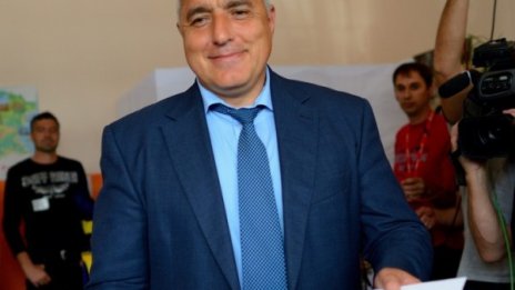 В 8:56 Борисов влезе, в 8:59 премиерът излезе. Гласува?!