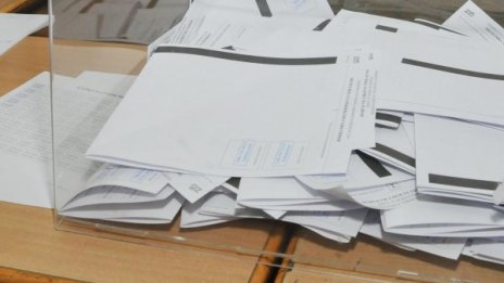 Закопчаха мъж в Банско, снимал бюлетина с GSM