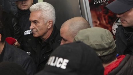 Сидеров чака арест в парламента, вика си подкрепление