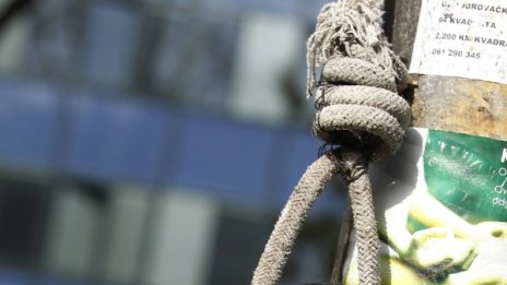 Дядо се обеси на балкона, остави писмо на полицията