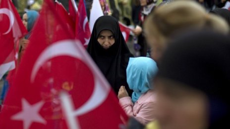 Партията на Ердоган с шанс за мнозинство на вота утре