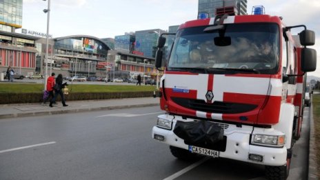 Пожар евакуира мол в София