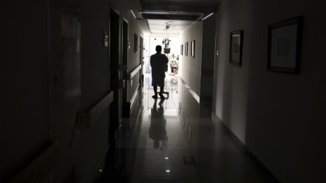 "Луд" осъди съда, тикнал го принудително в лудница