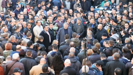 Напрежението ескалира: Полицаи блокираха София!