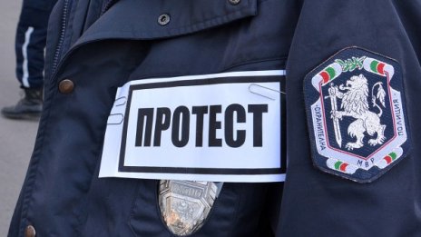 А сега накъде? Униформените завардиха страната