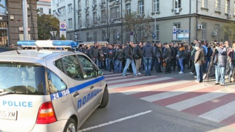 Униформени: Протестираме за децата си!