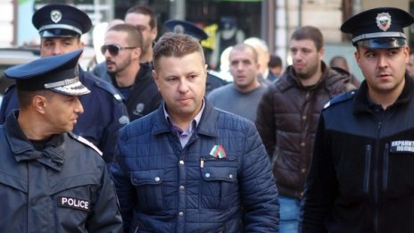 Полицаите тръгнаха към МС, пътьом пляскаха пред НС