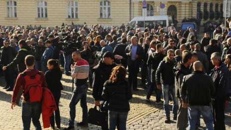 Властта на заден: Пада текстът, който вдигна полицаите