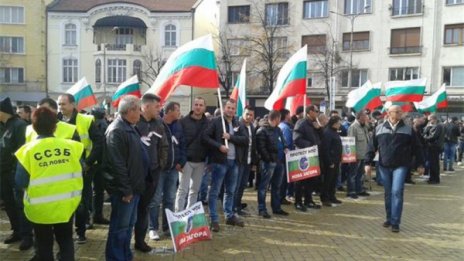 Протестът започна: Полицаи, вувузели, знамена… обсада