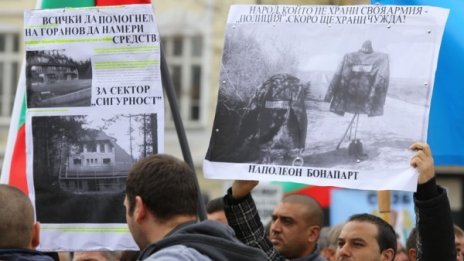 Хиляди полицаи на площада, мислят за стачка