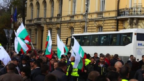 Патриоти с полицаи преговарят в парламента