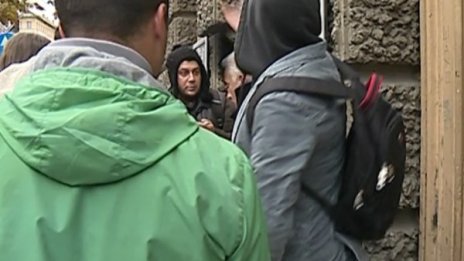 Шамар отнася шапката на Волен, очилата на Чуколов…