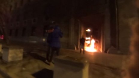 Скандален художник подпали вратите на Лубянка