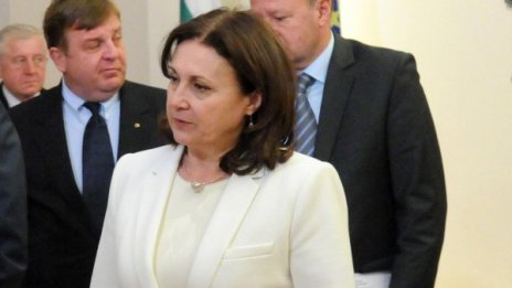 Бъчварова ще пести от такси за неотложни липси