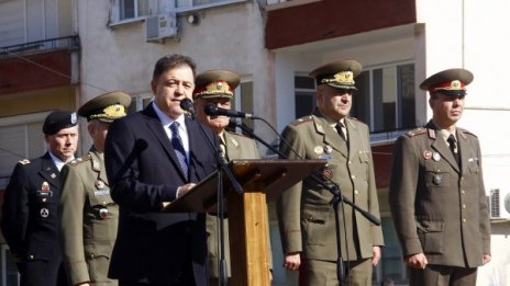 Няма да се съкращават военни, уверява Ненчев