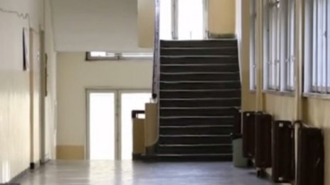 Деца не влизат в час заради агресивен съученик