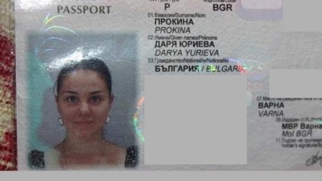 Българката, залята с киселина в Индия, се бори за живот