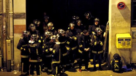 Освободени са 100 заложници от залата в Париж
