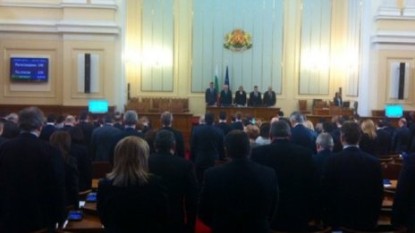 Минута депутатско мълчание за терора в Париж