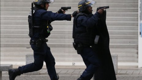 В Париж задържаха собственика на щурмувания апартамент 