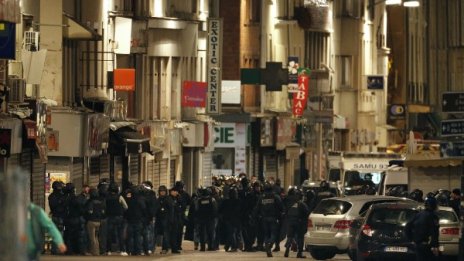 Франция изяснява самоличността на взривилата се 