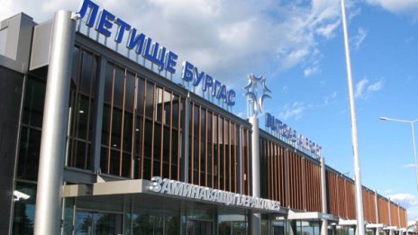 Бомбаджията пасажер все още е в самолета в Бургас 