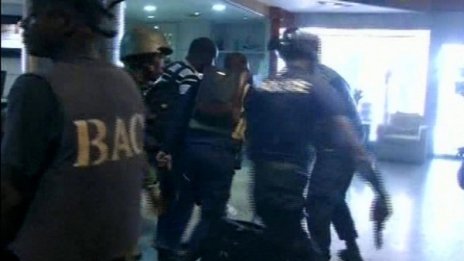 Заложническата драма в Мали приключи – 27 загинали
