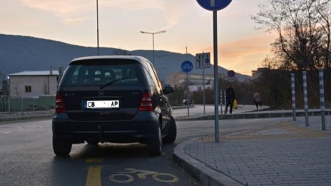 Нова велоалея се превърна в паркинг