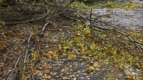 Пожарникар пострада по време на снощната буря
