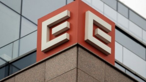 Силният вятър остави хиляди без ток
