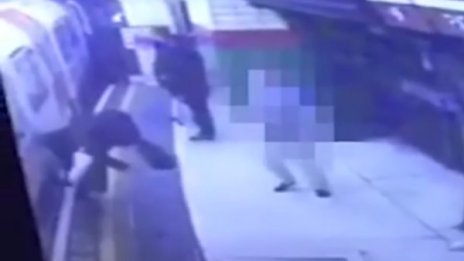 Японец бутна арабка в метрото в Лондон