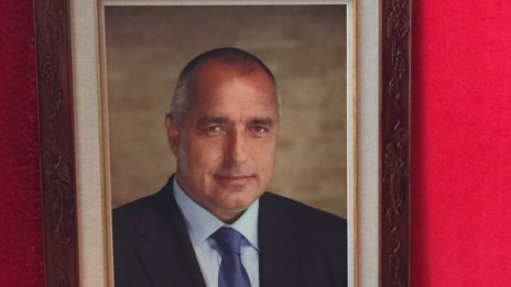 Копринен Борисов в рамка &ndash; дар от братски Китай