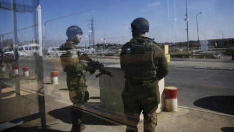 Палестинец вряза колата си в израелски войници, гръмнаха го