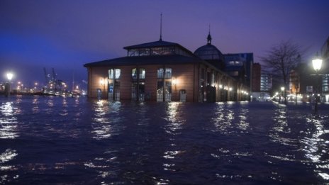 Буря потопи Хамбург, тръгна към Дания и Швеция