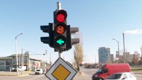 Дискотека на пътя: Светофар свети и червено, и зелено