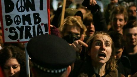 Британски бомбардировачи с първи удари в Сирия