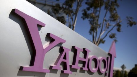 Yahoo обсаден от купища ухажори