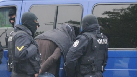 Разбиха банда, прекарвала рискови чужденци през границите