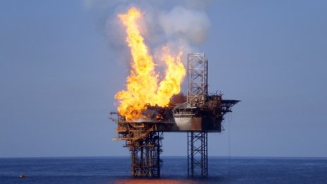 32 жертви при пожар на платформа в Каспийско море