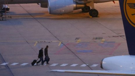 Пасажер заплашвал да отвори вратата на самолет 