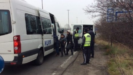 Спипаха бус с 20  мигранти на входа на София