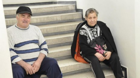 Мизерия в Дома за възрастни хора в Кула