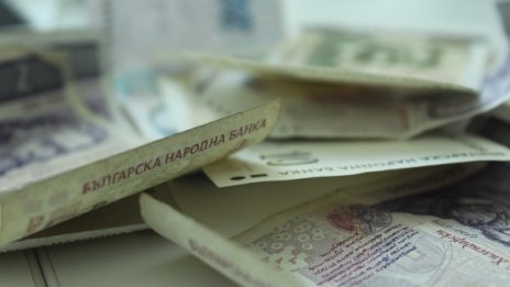 87-годишен плати 4 бона за "лечението" на внука си