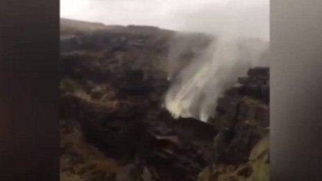Чудо! Водата във водопад потече нагоре