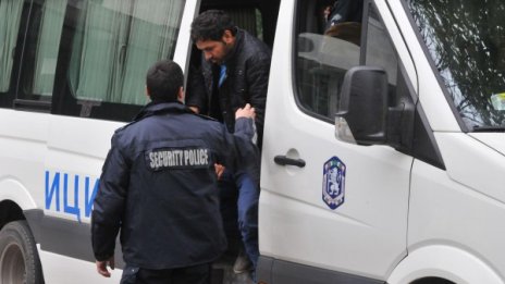 Хванаха 25 афганистанци в бус край Приморско