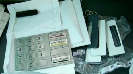 Пластики изпаднаха от крачола на апаш до банкомат