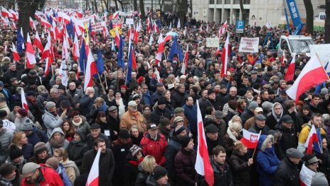 Хиляди защитиха демокрацията по улиците на Варшава