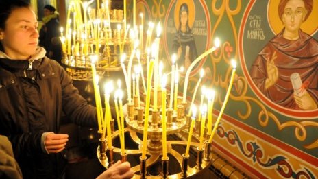 Свещите в храмовете ще поскъпнат двойно