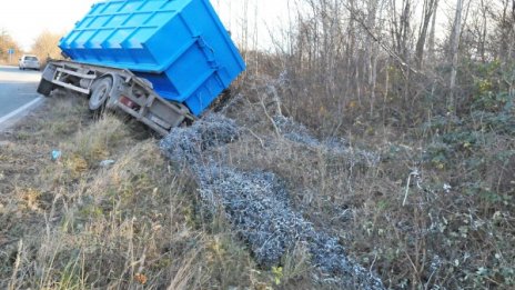 ТИР с метални стружки се обърна край Враца
