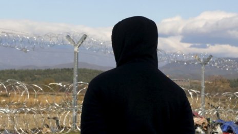 Бутилки по полицията в Холандия заради бежанци